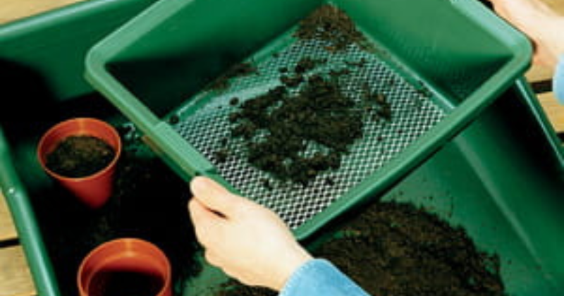 Tamiser le compost – est-ce nécessaire ?